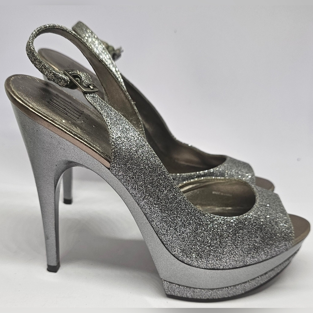 Pelle Moda Women's Silver Glitter Peep Toe Slingback Heels Size 8M